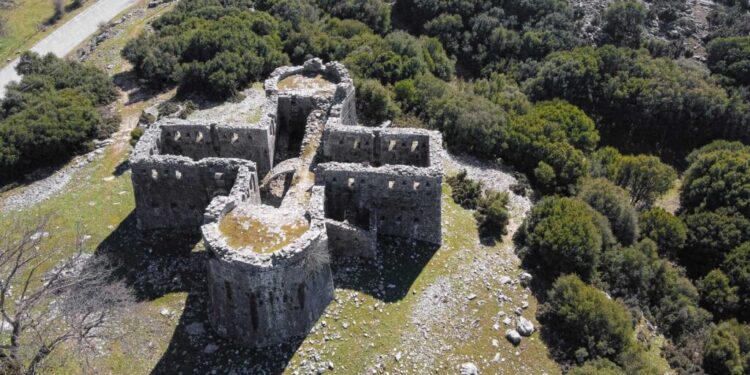 Το Κάστρο Πέντε Πηγαδιών: Λιθόκτιστος φρουρός της Ηπείρου με ιστορικό αποτύπωμα