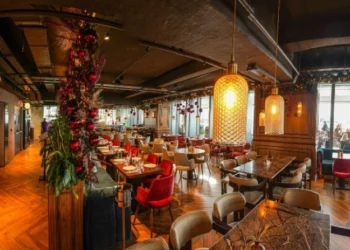 Γιορτινή ατμόσφαιρα στον Πύργο του Πειραιά – Το Nice n Easy δίνει τον τόνο των φετινών γιορτών