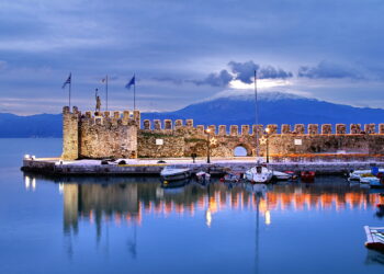 Χριστούγεννα στη Ναύπακτο: Η καστροπολιτεία που μεταμορφώνεται σε γιορτινό παραμύθι