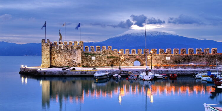 Χριστούγεννα στη Ναύπακτο: Η καστροπολιτεία που μεταμορφώνεται σε γιορτινό παραμύθι