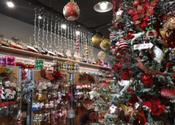 Ανοιχτά τα καταστήματα και τα σούπερ μάρκετ με εορταστικό ωράριο