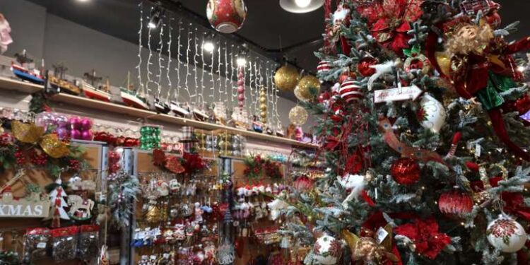 Ανοιχτά τα καταστήματα και τα σούπερ μάρκετ με εορταστικό ωράριο