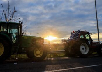 Ανησυχία στο Μαξίμου για παρατεταμένα αγροτικά μπλόκα – Κυκλοφοριακό χάος και αδιέξοδο στον διάλογο