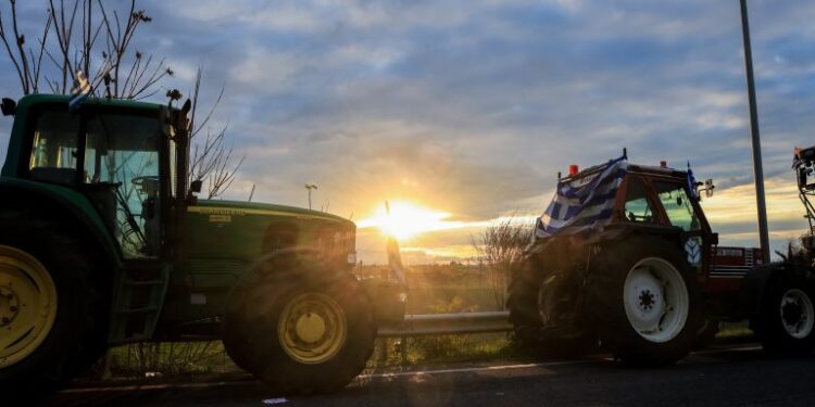 Ανησυχία στο Μαξίμου για παρατεταμένα αγροτικά μπλόκα – Κυκλοφοριακό χάος και αδιέξοδο στον διάλογο