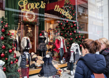 Εορταστικό ωράριο: Σε ρυθμούς Χριστουγέννων τα εμπορικά καταστήματα και τα σούπερ μάρκετ