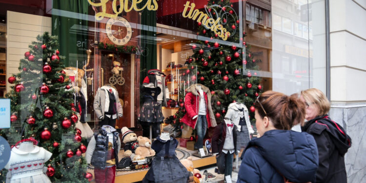 Εορταστικό ωράριο: Σε ρυθμούς Χριστουγέννων τα εμπορικά καταστήματα και τα σούπερ μάρκετ