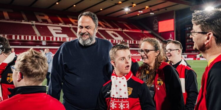 Η Νότιγχαμ Φόρεστ και ο Βαγγέλης Μαρινάκης τίμησαν τον «ήρωα του τρένου» Στέφεν Κρεάν