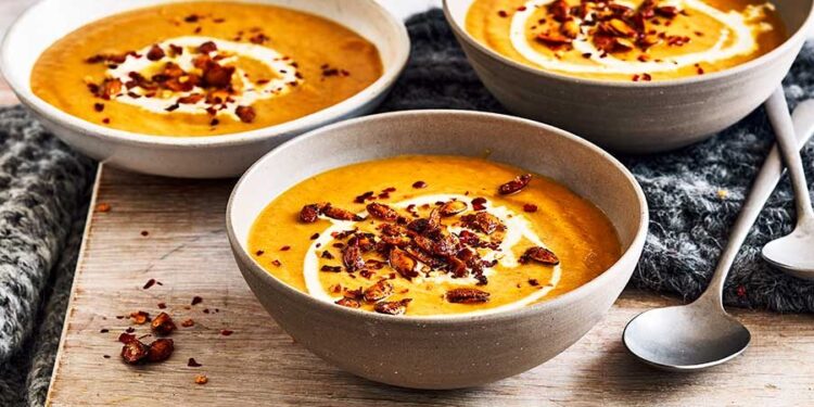Χριστουγεννιάτικη γλυκοπικάντικη σούπα κολοκύθας με ξυνόχοντρο