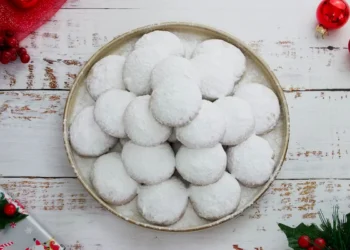 Χριστούγεννα: Παραδοσιακή συνταγή για αφράτους και αρωματικούς κουραμπιέδες