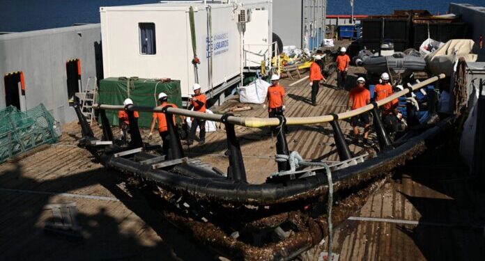 Μεγάλη επιχείρηση καθαρισμού 40 τόνων απορριμμάτων στον Σαρωνικό