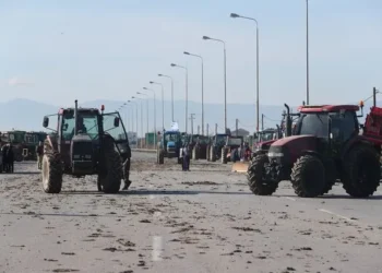 Οι αγρότες συνεχίζουν τις κινητοποιήσεις – Ένταση στα Μάλγαρα και νέα μπλόκα σε όλη τη χώρα