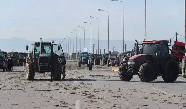 Οι αγρότες συνεχίζουν τις κινητοποιήσεις – Ένταση στα Μάλγαρα και νέα μπλόκα σε όλη τη χώρα