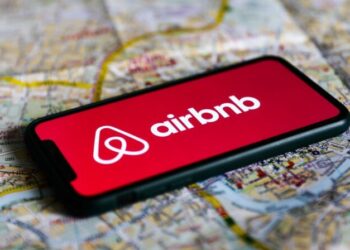 Πρόστιμο 64 εκατ. ευρώ στην Airbnb από την Ισπανία για παράνομες αγγελίες εν μέσω στεγαστικής κρίσης
