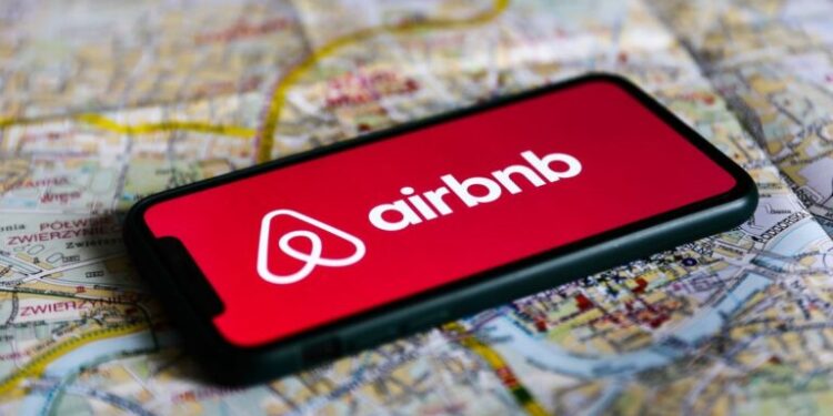 Πρόστιμο 64 εκατ. ευρώ στην Airbnb από την Ισπανία για παράνομες αγγελίες εν μέσω στεγαστικής κρίσης