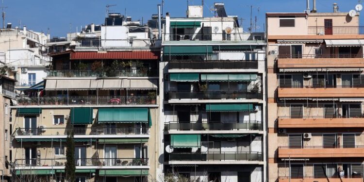 Στεγαστικό: επιδότηση έως 90% για ανακαινίσεις και «ξεμπλοκάρισμα» αλλαγής χρήσης κτιρίων σε κατοικίες