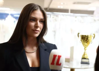 Sarah Dzafce: Κύμα αντιδράσεων σε χώρες της Ανατολικής Ασίας για τη χειρονομία της