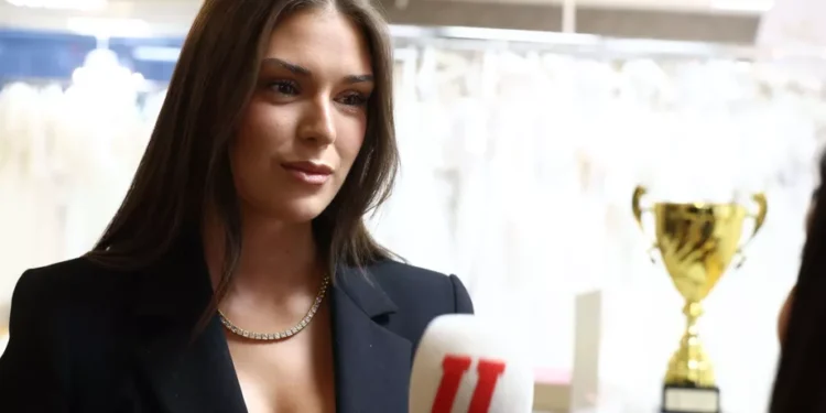 Sarah Dzafce: Κύμα αντιδράσεων σε χώρες της Ανατολικής Ασίας για τη χειρονομία της