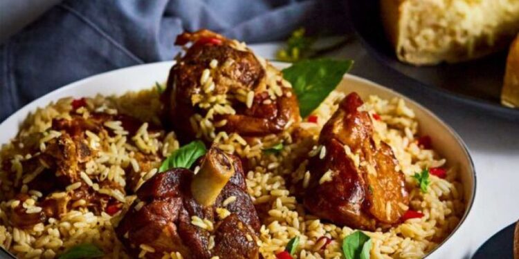 Πρωτοχρονιάτικο αρνάκι με ξηρούς καρπούς και αρωματικό πιλάφι