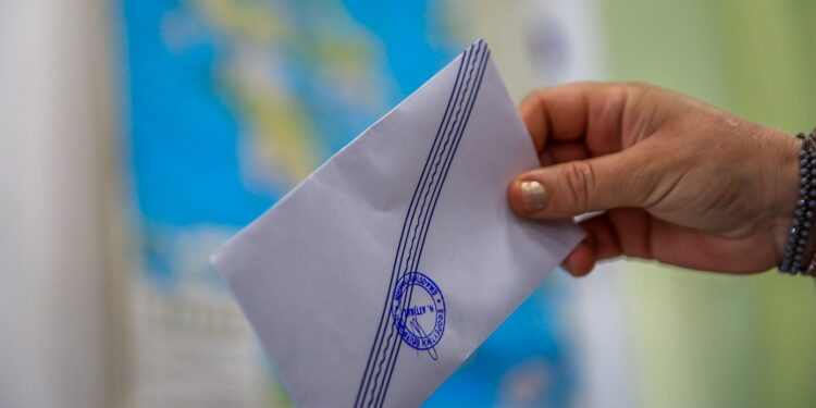 Τι δείχνει η νέα δημοσκόπηση για τα κόμματα και πώς τοποθετούνται οι πολίτες απέναντι στα αγροτικά μπλόκα