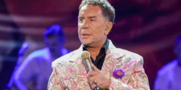 Γιώργος Μαζωνάκης: Θερμή υποδοχή στην πρεμιέρα του στην «Ακτή Πειραιώς»