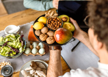 Μακροζωία και διατροφή: Γιατί οι άνθρωποι που ζουν πάνω από 100 χρόνια τρώνε κρέας μόλις πέντε φορές τον μήνα