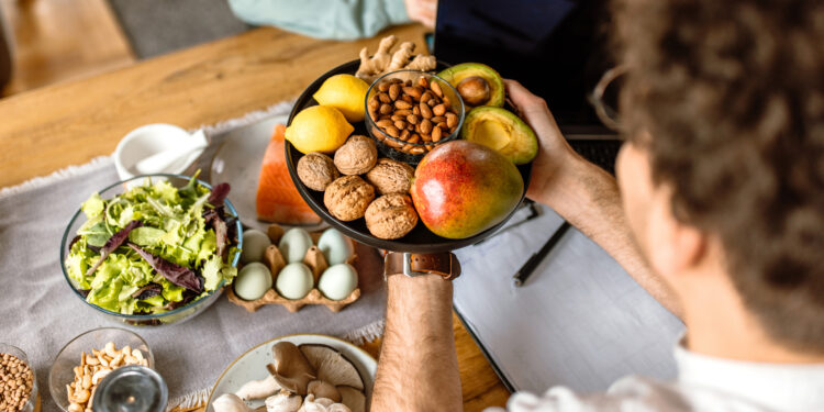 Μακροζωία και διατροφή: Γιατί οι άνθρωποι που ζουν πάνω από 100 χρόνια τρώνε κρέας μόλις πέντε φορές τον μήνα