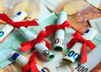 Κλήρωσε η χριστουγεννιάτικη φορολοταρία: 12 κερδίζουν από 100.000 ευρώ