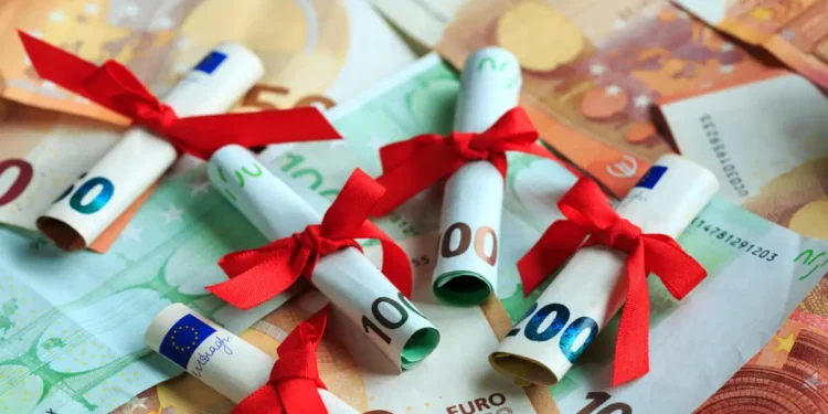 Κλήρωσε η χριστουγεννιάτικη φορολοταρία: 12 κερδίζουν από 100.000 ευρώ