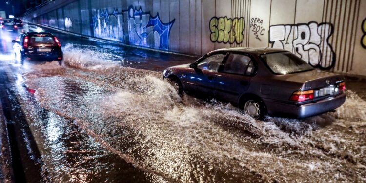 Η Αττική στο επίκεντρο της κακοκαιρίας Byron – Σοβαρά προβλήματα στις μετακινήσεις