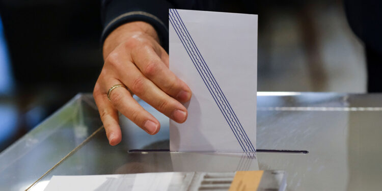 Δημοσκόπηση Metron Analysis: Προβάδισμα 12,9% για τη ΝΔ, αδιαφορία για νέο κόμμα στην Αντιπολίτευση