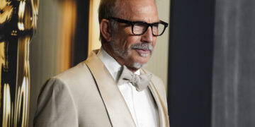 Νέα δημόσια εμφάνιση του Κέβιν Κόστνερ με τη σύντροφό του στο Άσπεν