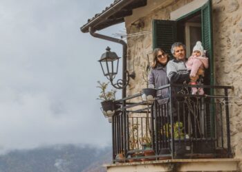 Ιταλία: Ένα μωρό «ξυπνά» ένα χωριό με 20 κατοίκους – Σύμβολο ελπίδας μέσα στη δημογραφική κρίση
