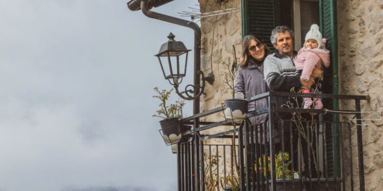 Ιταλία: Ένα μωρό «ξυπνά» ένα χωριό με 20 κατοίκους – Σύμβολο ελπίδας μέσα στη δημογραφική κρίση