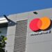Ανάληψη μετρητών απευθείας στο ταμείο: Η Mastercard φέρνει στην Ελλάδα νέο μοντέλο συναλλαγών από το 2026