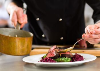 Θεσσαλονίκη και Σαντορίνη στον οδηγό Michelin – Ενισχύεται ο γαστρονομικός χάρτης της Ελλάδας για το 2026