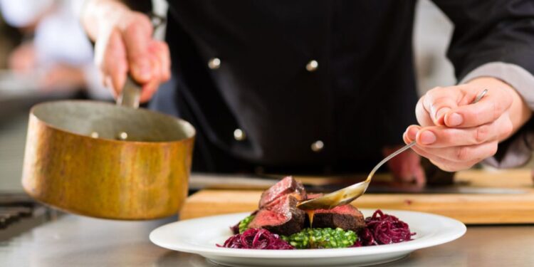 Θεσσαλονίκη και Σαντορίνη στον οδηγό Michelin – Ενισχύεται ο γαστρονομικός χάρτης της Ελλάδας για το 2026