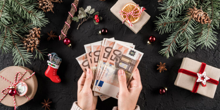 Δώρο Χριστουγέννων: Ποιοι θα πάρουν περισσότερα και πώς υπολογίζεται – Πληρωμές και ημερομηνίες