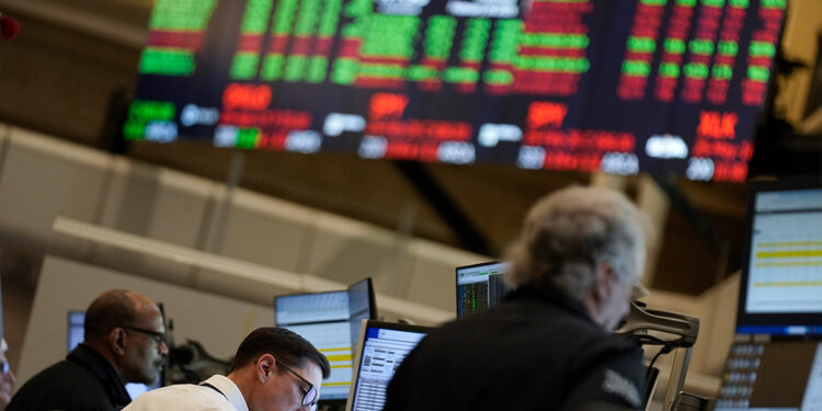 Ράλι στον χρυσό: Πάνω από τα 4.500 δολάρια στο ασιατικό εμπόριο λόγω Fed και γεωπολιτικής έντασης