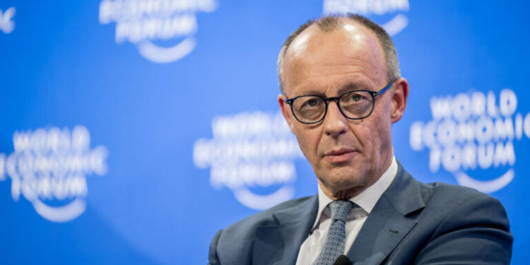 Μερτς: Σε “πολύ κρίσιμη κατάσταση” ορισμένοι τομείς της οικονομίας