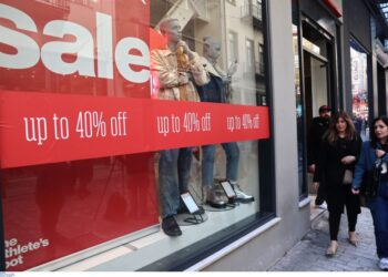 Χειμερινές εκπτώσεις: Πότε ξεκινούν, πόσο διαρκούν και ποιες Κυριακές θα είναι ανοιχτά τα καταστήματα