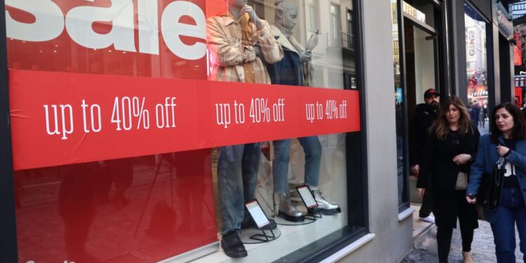 Χειμερινές εκπτώσεις: Πότε ξεκινούν, πόσο διαρκούν και ποιες Κυριακές θα είναι ανοιχτά τα καταστήματα