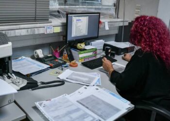 Φορολογικός μαραθώνιος μέχρι το τέλος Ιανουαρίου: Όλες οι κρίσιμες προθεσμίες για τέλη κυκλοφορίας, Ε9 και ΦΠΑ