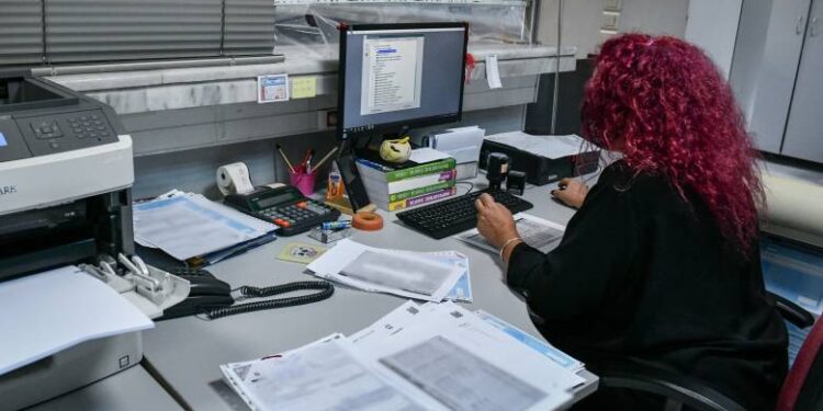 Φορολογικός μαραθώνιος μέχρι το τέλος Ιανουαρίου: Όλες οι κρίσιμες προθεσμίες για τέλη κυκλοφορίας, Ε9 και ΦΠΑ