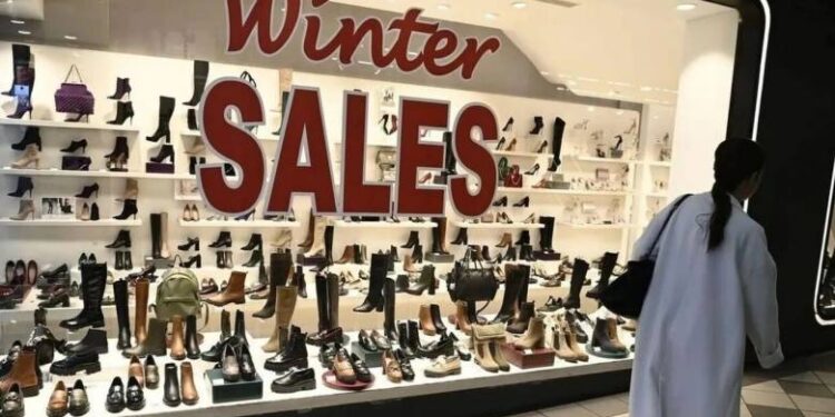 Ξεκινούν οι χειμερινές εκπτώσεις με στόχο τζίρο άνω των 6 δισ. ευρώ