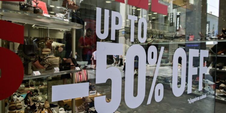 Ξεκινούν στις 12 Ιανουαρίου οι χειμερινές εκπτώσεις με προσφορές έως τα τέλη Φεβρουαρίου