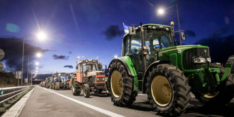 Τεταμένο κλίμα πριν τη συνάντηση Μητσοτάκη με τα αγροτικά μπλόκα στο Μέγαρο Μαξίμου