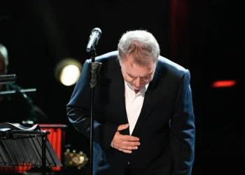 Μανώλης Μητσιάς: Μια βαθιά υπόκλιση στον «πνευματικό του πατέρα» Νίκο Γκάτσο στο Μέγαρο Μουσικής