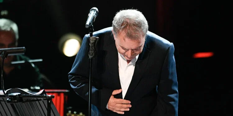 Μανώλης Μητσιάς: Μια βαθιά υπόκλιση στον «πνευματικό του πατέρα» Νίκο Γκάτσο στο Μέγαρο Μουσικής