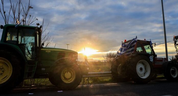 Αγροτικές κινητοποιήσεις: Κρίσιμη ημέρα για τα μπλόκα – Τα μέτρα που ανακοινώνει η κυβέρνηση και το Plan B με πρόστιμα