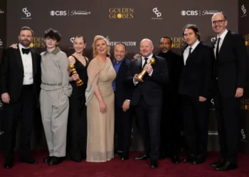 Ο Philip Barantini, από αριστερά, ο Owen Cooper, η Erin Doherty, η Hannah Walters, ο Stephen Graham, ο Andy Cooper, η Ashley Walters, ο Jeremy Kleiner και ο Jack Thorne ποζάρουν στην αίθουσα τύπου με το βραβείο καλύτερης τηλεοπτικής σειράς περιορισμένης παραγωγής, ανθολογικής σειράς ή ταινίας που γυρίστηκε για την τηλεόραση για το "Adolescence" κατά τη διάρκεια της 83ης απονομής των Χρυσών Σφαιρών την Κυριακή 11 Ιανουαρίου 2026, στο Beverly Hilton στο Beverly Hills της Καλιφόρνια.
